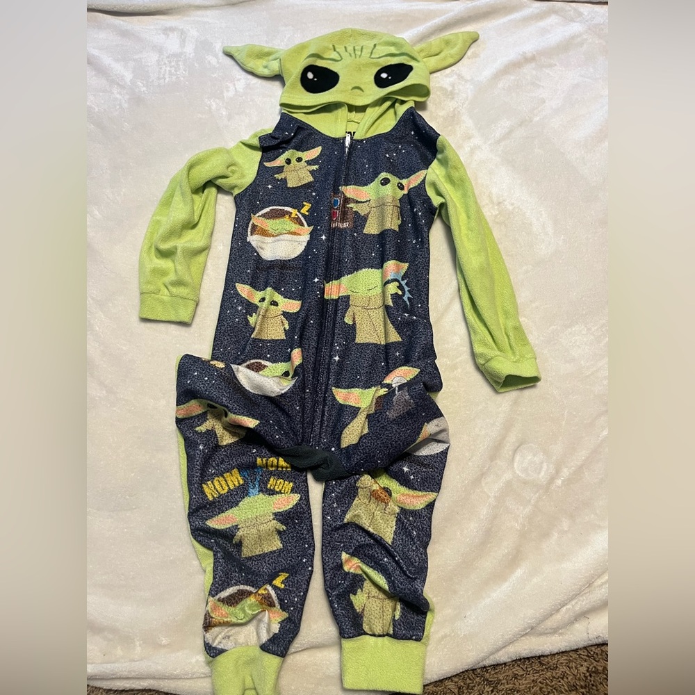 Baby Yoda one piece size 4/5